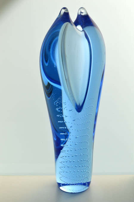 ** A DAZZLINGLY BEAUTIFUL MODERN BLUE CZECH ART GLASS VASE DESIGNED BY PAVEL JUDA IN 1985