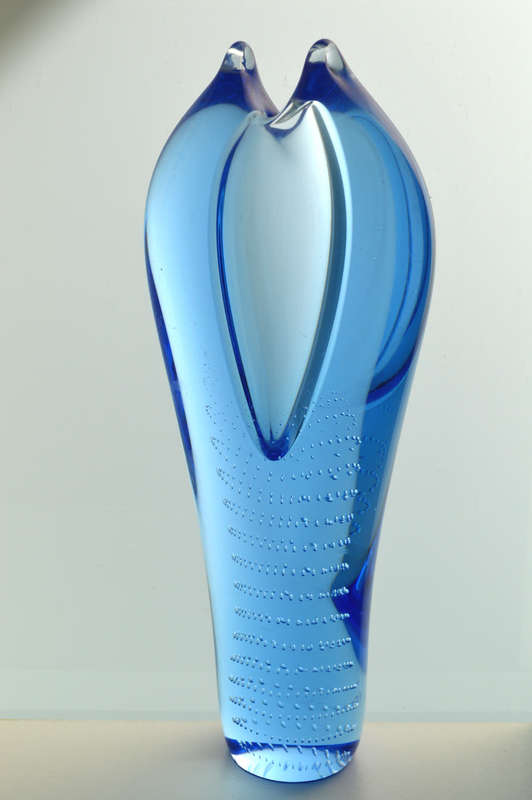 ** A DAZZLINGLY BEAUTIFUL MODERN BLUE CZECH ART GLASS VASE DESIGNED BY PAVEL JUDA IN 1985