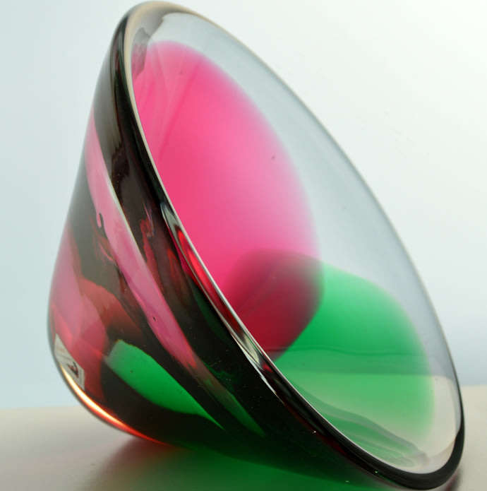 A DAZZLINGLY BEAUTIFUL ROSE PINK & EMERALD GREEN CZECH ART GLASS BOWL, HANDMADE AT ATELIER BERANEK