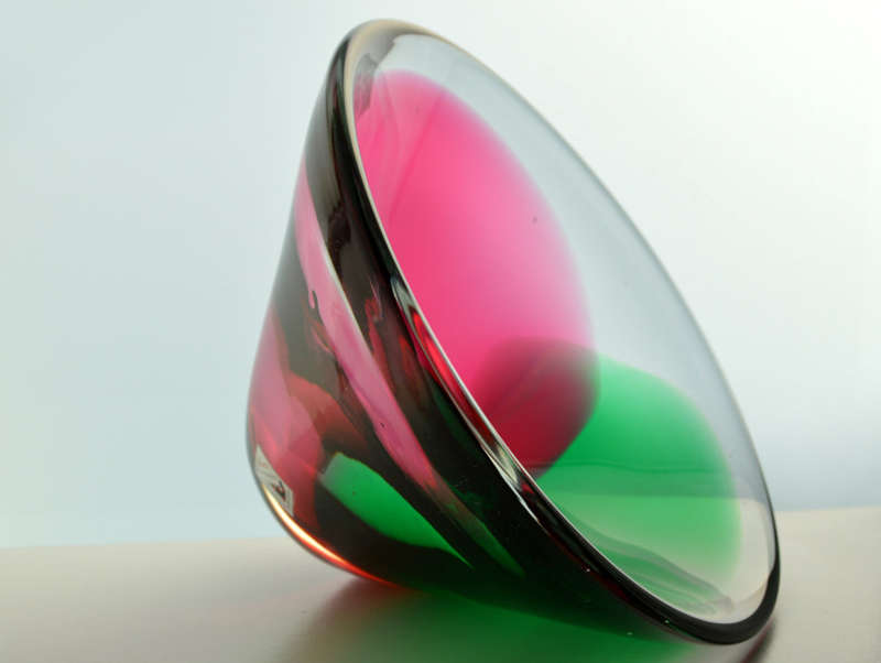 A DAZZLINGLY BEAUTIFUL ROSE PINK & EMERALD GREEN CZECH ART GLASS BOWL, HANDMADE AT ATELIER BERANEK
