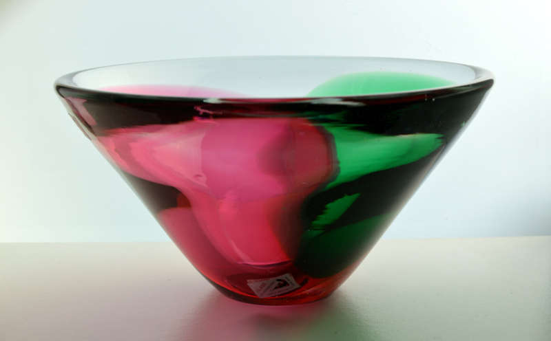 A DAZZLINGLY BEAUTIFUL ROSE PINK & EMERALD GREEN CZECH ART GLASS BOWL, HANDMADE AT ATELIER BERANEK