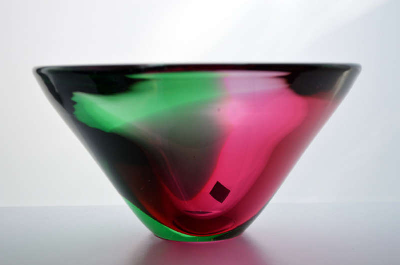 A DAZZLINGLY BEAUTIFUL ROSE PINK & EMERALD GREEN CZECH ART GLASS BOWL, HANDMADE AT ATELIER BERANEK