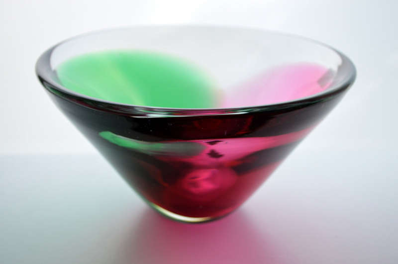 A DAZZLINGLY BEAUTIFUL ROSE PINK & EMERALD GREEN CZECH ART GLASS BOWL, HANDMADE AT ATELIER BERANEK