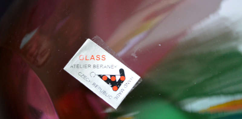 A DAZZLINGLY BEAUTIFUL ROSE PINK & EMERALD GREEN CZECH ART GLASS BOWL, HANDMADE AT ATELIER BERANEK