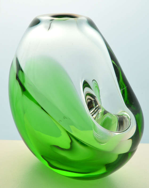 * A DAZZLING MODERNIST SKRDLOVICE ART GLASS SCULPTURAL VASE DESIGNED BY KAREL WUNSCH IN 1976