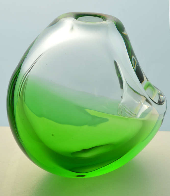 * A DAZZLING MODERNIST SKRDLOVICE ART GLASS SCULPTURAL VASE DESIGNED BY KAREL WUNSCH IN 1976