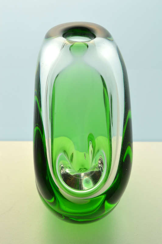 * A DAZZLING MODERNIST SKRDLOVICE ART GLASS SCULPTURAL VASE DESIGNED BY KAREL WUNSCH IN 1976