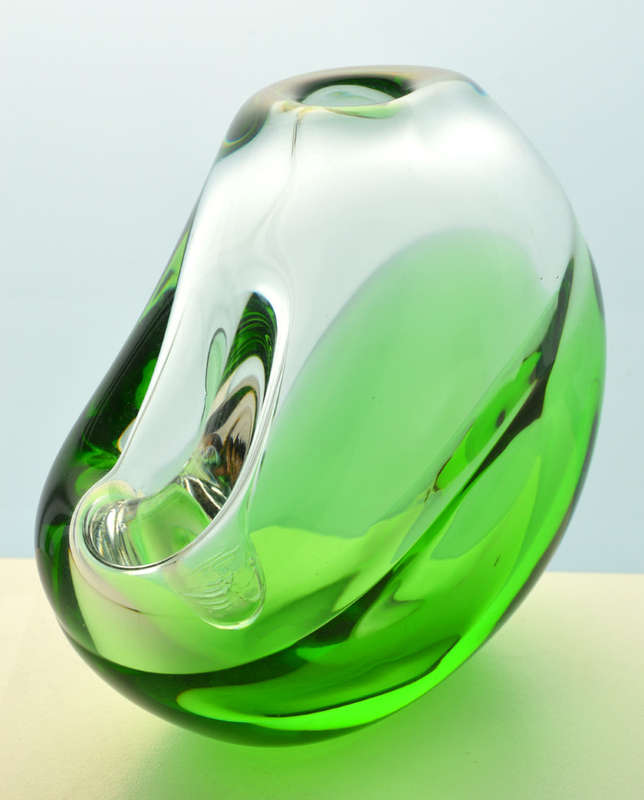 * A DAZZLING MODERNIST SKRDLOVICE ART GLASS SCULPTURAL VASE DESIGNED BY KAREL WUNSCH IN 1976
