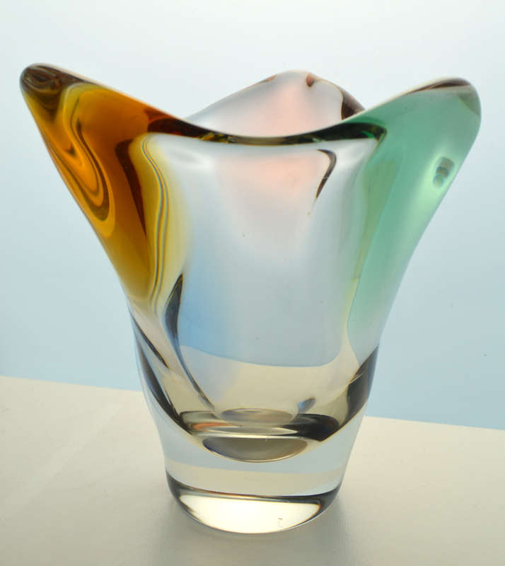 A MAGNIFICENT & MOST ELEGANT CZECH ART GLASS VASE DESIGNED BY FRANTISEK ZEMEK FOR MSTISOV