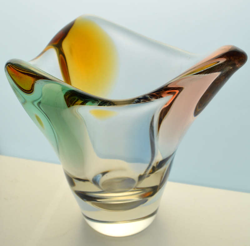 A MAGNIFICENT & MOST ELEGANT CZECH ART GLASS VASE DESIGNED BY FRANTISEK ZEMEK FOR MSTISOV