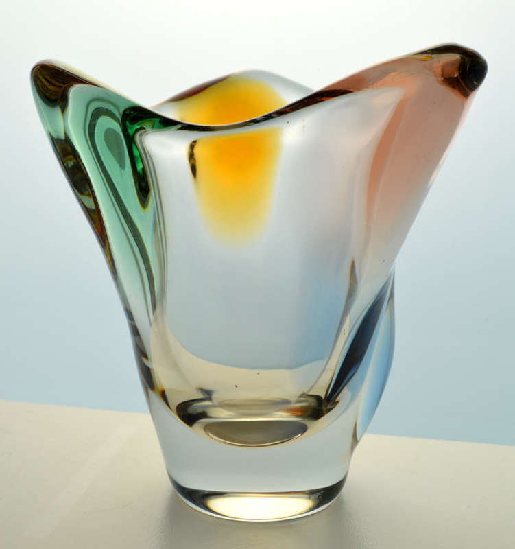 A MAGNIFICENT & MOST ELEGANT CZECH ART GLASS VASE DESIGNED BY FRANTISEK ZEMEK FOR MSTISOV
