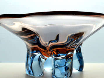 A MAGNIFICENT, MOST ELEGANT 1955 CZECH ART GLASS BOWL DESIGNED BY FRANTISEK ZEMEK FOR SKRDLOVICE