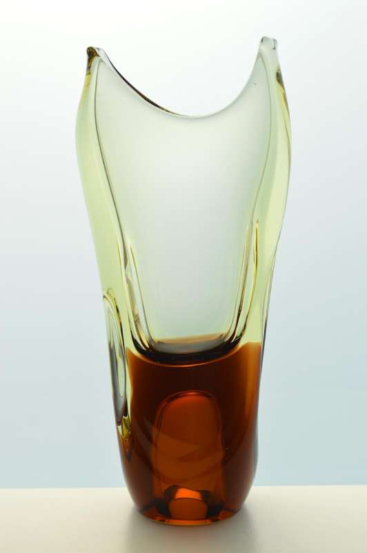 ELEGANT 1960s ZBS CZECH ART GLASS SCULPTURAL VASE, DESIGNED BY PROF MILOSLAV KLINGER (1922-1999)