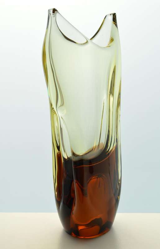 ELEGANT 1960s ZBS CZECH ART GLASS SCULPTURAL VASE, DESIGNED BY PROF MILOSLAV KLINGER (1922-1999)