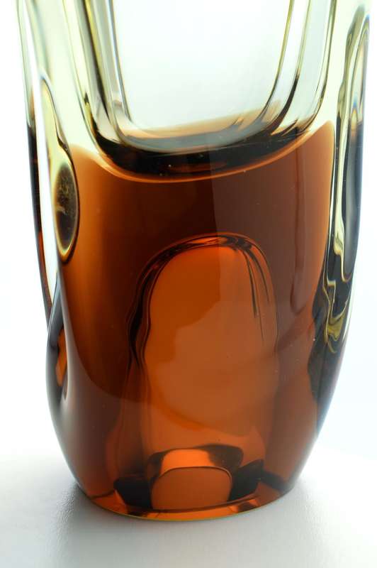 ELEGANT 1960s ZBS CZECH ART GLASS SCULPTURAL VASE, DESIGNED BY PROF MILOSLAV KLINGER (1922-1999)