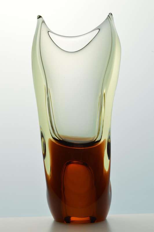 ELEGANT 1960s ZBS CZECH ART GLASS SCULPTURAL VASE, DESIGNED BY PROF MILOSLAV KLINGER (1922-1999)