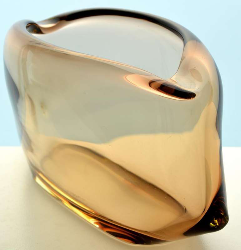 SIGNED ELEGANT 1960s ZBS CZECH ART GLASS SCULPTURAL BOWL. DESIGN: MILOSLAV KLINGER (1922-1999)