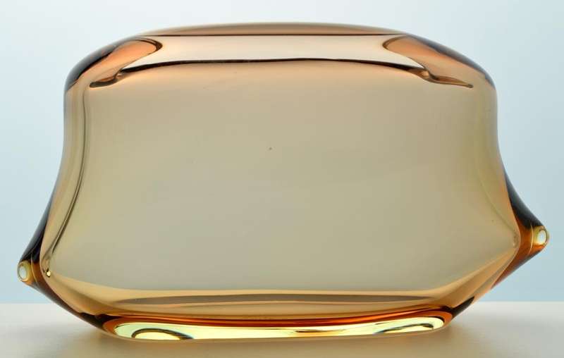SIGNED ELEGANT 1960s ZBS CZECH ART GLASS SCULPTURAL BOWL. DESIGN: MILOSLAV KLINGER (1922-1999)