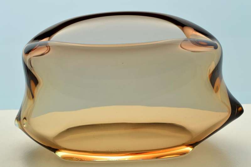 SIGNED ELEGANT 1960s ZBS CZECH ART GLASS SCULPTURAL BOWL. DESIGN: MILOSLAV KLINGER (1922-1999)