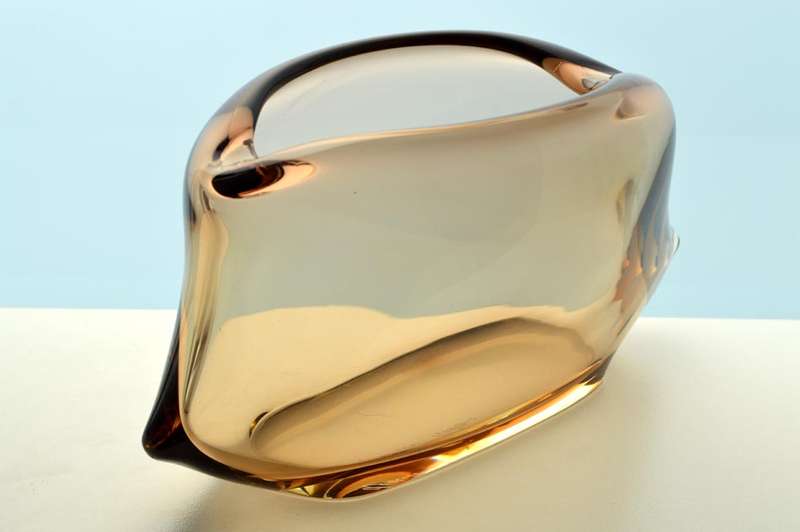 SIGNED ELEGANT 1960s ZBS CZECH ART GLASS SCULPTURAL BOWL. DESIGN: MILOSLAV KLINGER (1922-1999)
