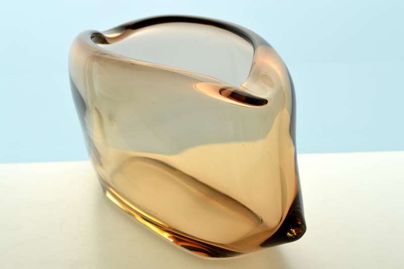 SIGNED ELEGANT 1960s ZBS CZECH ART GLASS SCULPTURAL BOWL. DESIGN: MILOSLAV KLINGER (1922-1999)