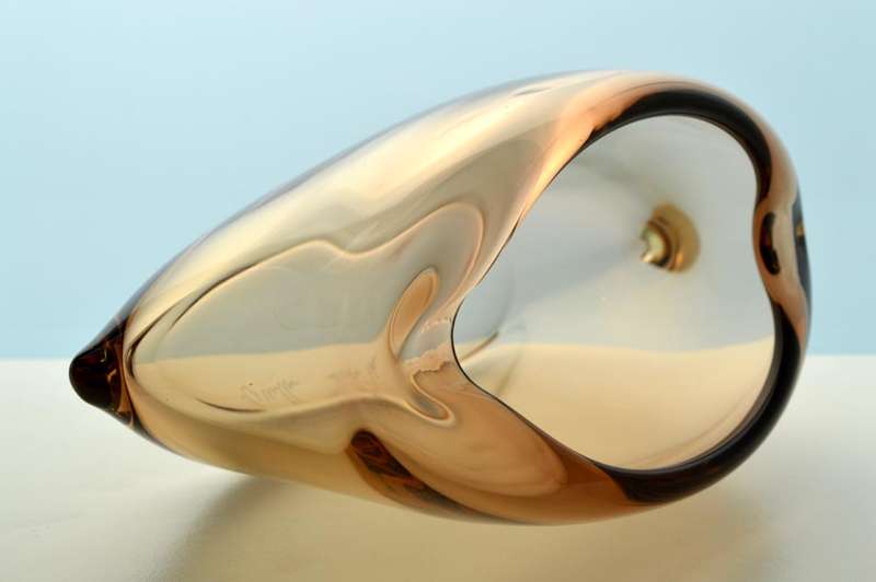 SIGNED ELEGANT 1960s ZBS CZECH ART GLASS SCULPTURAL BOWL. DESIGN: MILOSLAV KLINGER (1922-1999)