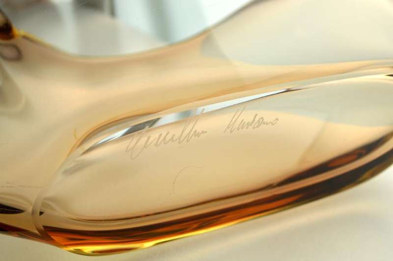SIGNED ELEGANT 1960s ZBS CZECH ART GLASS SCULPTURAL BOWL. DESIGN: MILOSLAV KLINGER (1922-1999)