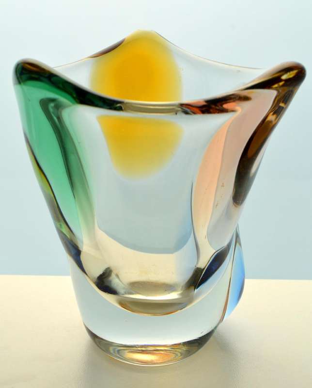 A MAGNIFICENT & MOST ELEGANT CZECH ART GLASS VASE DESIGNED BY FRANTISEK ZEMEK FOR MSTISOV
