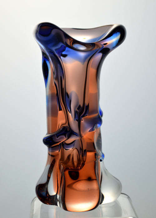 A MAGNIFICENT PEACH-COLOURED AND COBALT BLUE CZECH ART GLASS MSTISOV / MOSER VASE