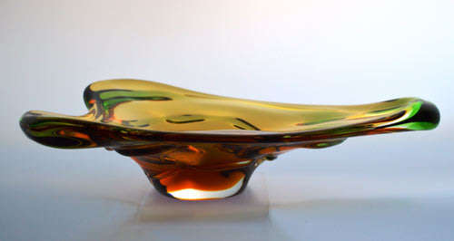 A DAZZLING, LARGE GREEN AND AMBER CZECH ART GLASS SKRDLOVICE/MSTISOV BOWL 1970/1980s