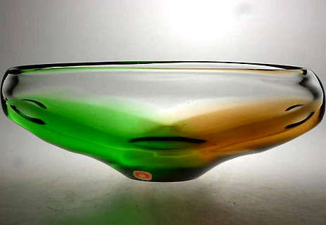 A MAGNIFICENT GREEN, AMBER & CLEAR CZECH ART GLASS BOWL, DESIGNED BY LADISLAV PALECEK
