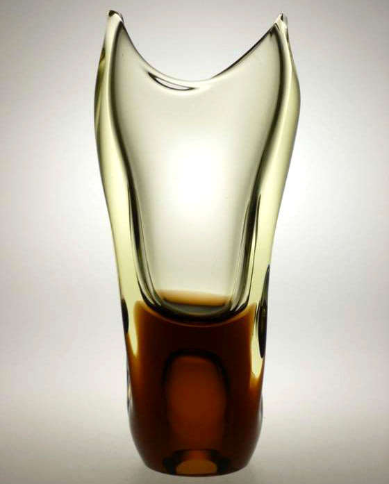 ELEGANT 1960s ZBS CZECH ART GLASS SCULPTURAL VASE, DESIGNED BY PROF MILOSLAV KLINGER (1922-1999)