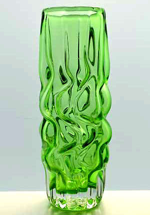 A NOVI BOR CZECH ART GLASS SCULPTURAL VASE, DESIGNED BY PAVEL HLAVA IN 1967