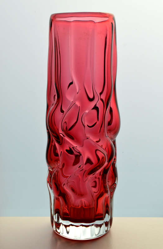 A NOVI BOR CZECH ART GLASS SCULPTURAL VASE, DESIGNED BY PAVEL HLAVA IN 1967