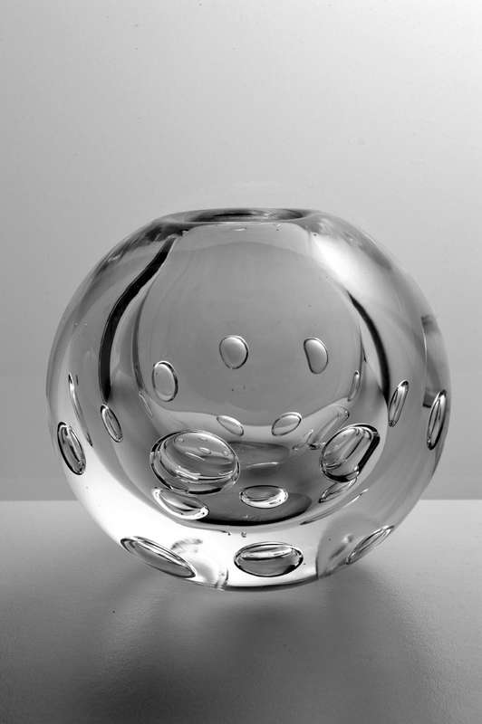 VLADIMIR SVAB (DESIGNED IN 1995) : VERY BEAUTIFUL BALL VASE, CLEAR GLASS MADE BY BERANEK GLASS