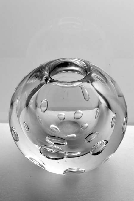 VLADIMIR SVAB (DESIGNED IN 1995) : VERY BEAUTIFUL BALL VASE, CLEAR GLASS MADE BY BERANEK GLASS