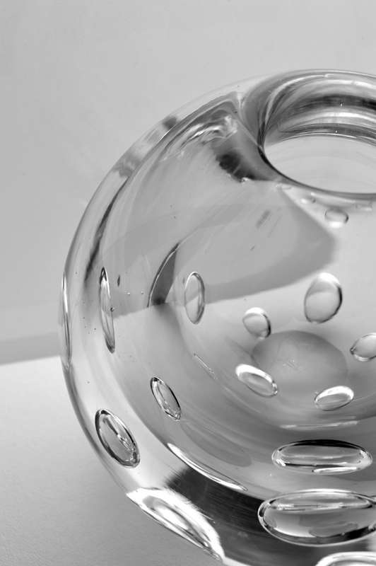 VLADIMIR SVAB (DESIGNED IN 1995) : VERY BEAUTIFUL BALL VASE, CLEAR GLASS MADE BY BERANEK GLASS