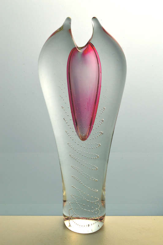 ** A DAZZLINGLY BEAUTIFUL MODERN PINK CZECH ART GLASS VASE DESIGNED BY PAVEL JUDA IN 1985