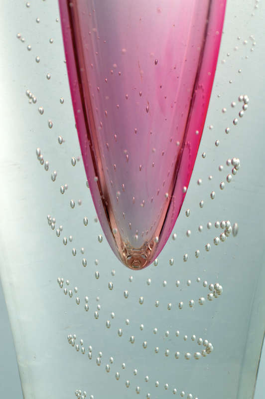 ** A DAZZLINGLY BEAUTIFUL MODERN PINK CZECH ART GLASS VASE DESIGNED BY PAVEL JUDA IN 1985