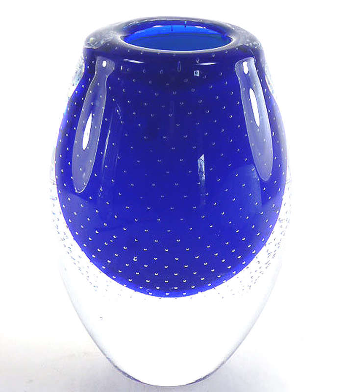 A VERY HEAVY BLUE CZECH ART GLASS VASE, MADE BY AND DESIGNED FOR SKRDLOVICE GLASSWORKS