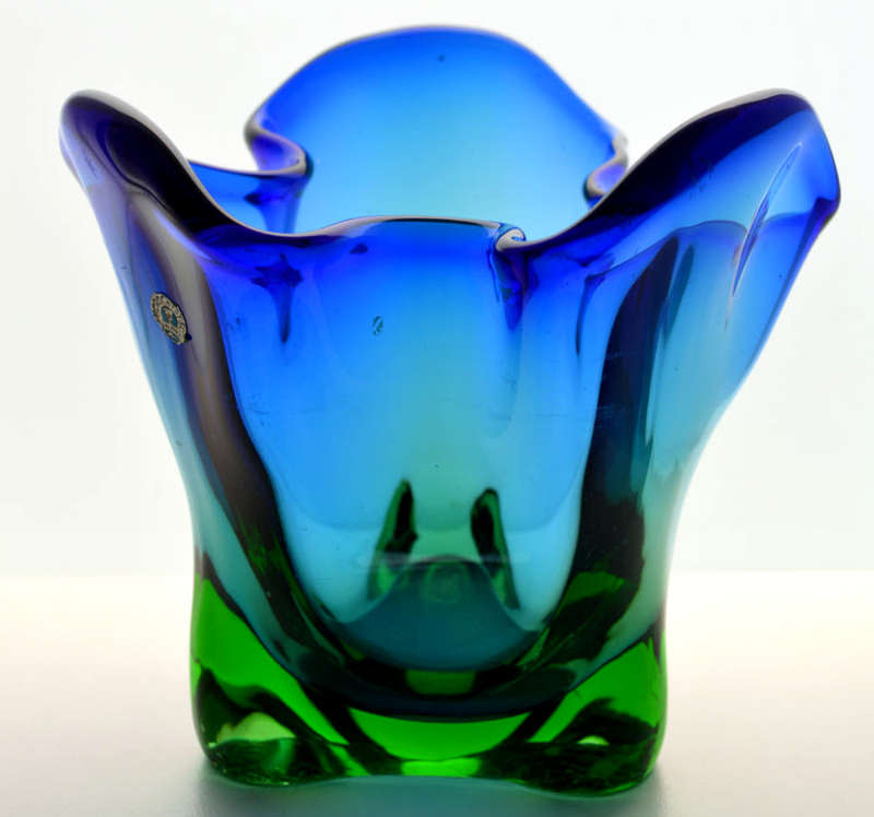A DAZZLINGLY BEAUTIFUL NOVY BOR (BOROCRYSTAL) SCULPTURAL ART GLASS BOWL WITH LABEL FROM THE 1960s