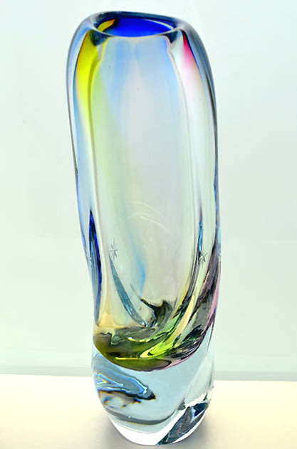 A SUPERB HANDMADE BOROCRYSTAL TRANSPARENT CZECH ART GLASS VASE WITH A WIDE RANGE OF DELCATE COLOURS