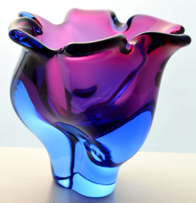 A DAZZLINGLY BEAUTIFUL NOVY BOR (BOROCRYSTAL) SCULPTURAL ART GLASS BOWL WITH LABEL FROM THE 1960s