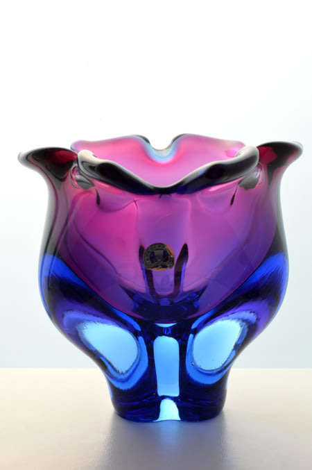 A DAZZLINGLY BEAUTIFUL NOVY BOR (BOROCRYSTAL) SCULPTURAL ART GLASS BOWL WITH LABEL FROM THE 1960s
