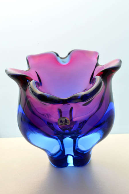 A DAZZLINGLY BEAUTIFUL NOVY BOR (BOROCRYSTAL) SCULPTURAL ART GLASS BOWL WITH LABEL FROM THE 1960s