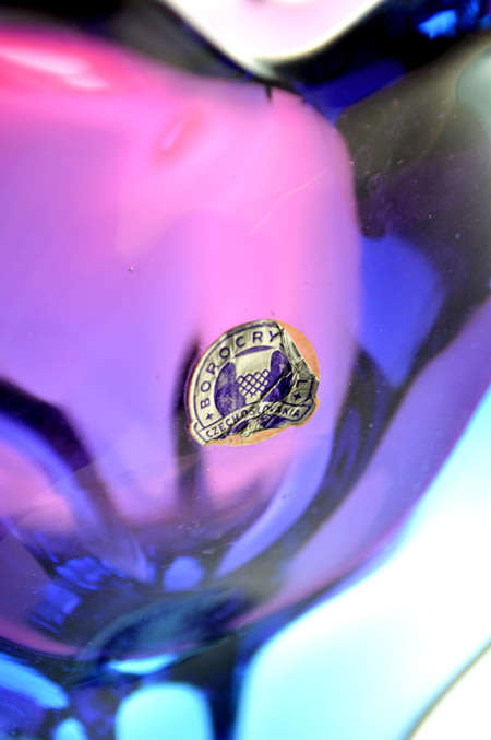 A DAZZLINGLY BEAUTIFUL NOVY BOR (BOROCRYSTAL) SCULPTURAL ART GLASS BOWL WITH LABEL FROM THE 1960s