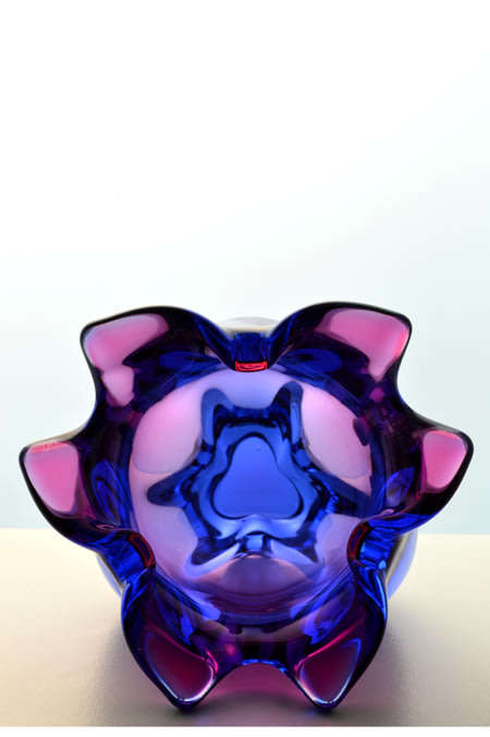 A DAZZLINGLY BEAUTIFUL NOVY BOR (BOROCRYSTAL) SCULPTURAL ART GLASS BOWL WITH LABEL FROM THE 1960s