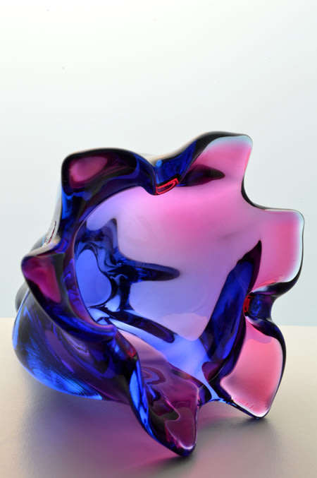 A DAZZLINGLY BEAUTIFUL NOVY BOR (BOROCRYSTAL) SCULPTURAL ART GLASS BOWL WITH LABEL FROM THE 1960s