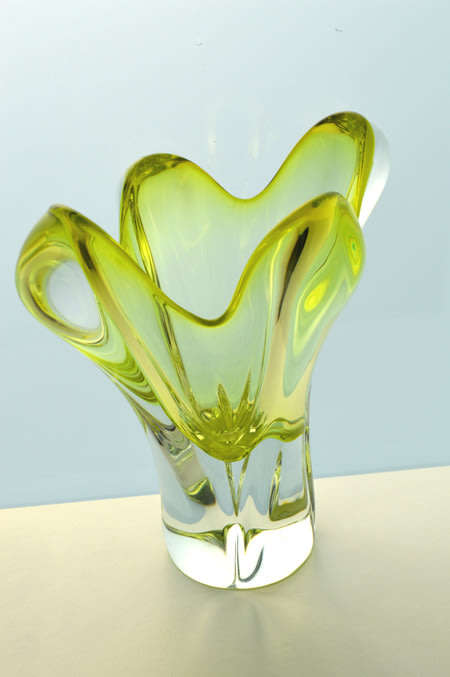 MAGNIFICENT CZECH ART GLASS CHRIBSKA SCULPTURAL VASE DESIGN : PROF JOSEF HOSPODKA IN THE MID 1970s
