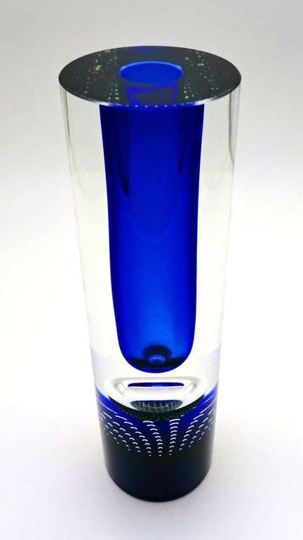 A LARGE CZECH 21ST CENTURY DAZZLING COBALT BLUE ART GLASS VASE WITH FINE CONTROLLED BUBBLES